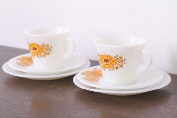 アンティーク雑貨　イギリスビンテージ　JAJ　パイレックス　Sunflower(サンフラワー)シリーズ　ミルクガラスのカップ&ソーサー&プレート(トリオ)2客セット(洋食器)