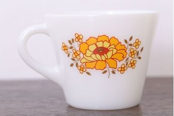 アンティーク雑貨　イギリスビンテージ　JAJ　パイレックス　Sunflower(サンフラワー)シリーズ　ミルクガラスのカップ&ソーサー&プレート(トリオ)2客セット(洋食器)