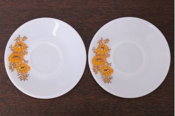 アンティーク雑貨　イギリスビンテージ　JAJ　パイレックス　Sunflower(サンフラワー)シリーズ　ミルクガラスのカップ&ソーサー&プレート(トリオ)2客セット(洋食器)