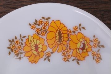 アンティーク雑貨　イギリスビンテージ　JAJ　パイレックス　Sunflower(サンフラワー)シリーズ　ミルクガラスのカップ&ソーサー&プレート(トリオ)2客セット(洋食器)