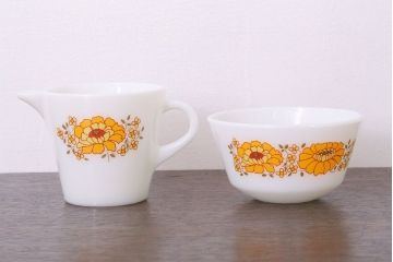 イギリスビンテージ　JAJ　パイレックス　Sunflower(サンフラワー)シリーズ　ミルクガラスのシュガー・ミルク2点セット(洋食器)