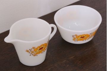 イギリスビンテージ　JAJ　パイレックス　Sunflower(サンフラワー)シリーズ　ミルクガラスのシュガー・ミルク2点セット(洋食器)