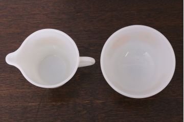 イギリスビンテージ　JAJ　パイレックス　Sunflower(サンフラワー)シリーズ　ミルクガラスのシュガー・ミルク2点セット(洋食器)