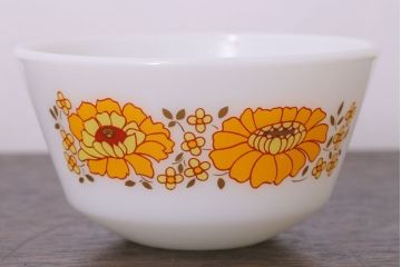 イギリスビンテージ　JAJ　パイレックス　Sunflower(サンフラワー)シリーズ　ミルクガラスのシュガー・ミルク2点セット(洋食器)
