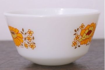 イギリスビンテージ　JAJ　パイレックス　Sunflower(サンフラワー)シリーズ　ミルクガラスのシュガー・ミルク2点セット(洋食器)