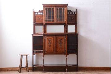 アンティーク家具　マホガニー材　イギリスアンティークの面取りガラス入り高級ミラーキャビネット