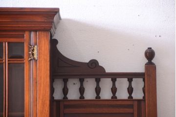 アンティーク家具　マホガニー材　イギリスアンティークの面取りガラス入り高級ミラーキャビネット