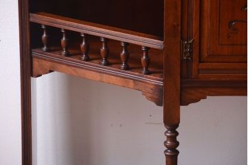 アンティーク家具　マホガニー材　イギリスアンティークの面取りガラス入り高級ミラーキャビネット
