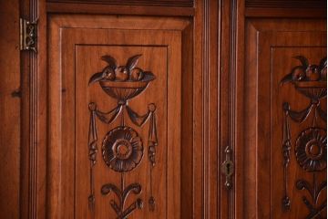 アンティーク家具　マホガニー材　イギリスアンティークの面取りガラス入り高級ミラーキャビネット
