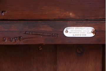 アンティーク家具　マホガニー材　イギリスアンティークの面取りガラス入り高級ミラーキャビネット