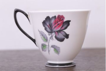 アンティーク雑貨　イギリス　Royal Albert(ロイヤルアルバート) MASQUERADE(マスカレード)シリーズ　カップ&ソーサー2客セット(洋食器)