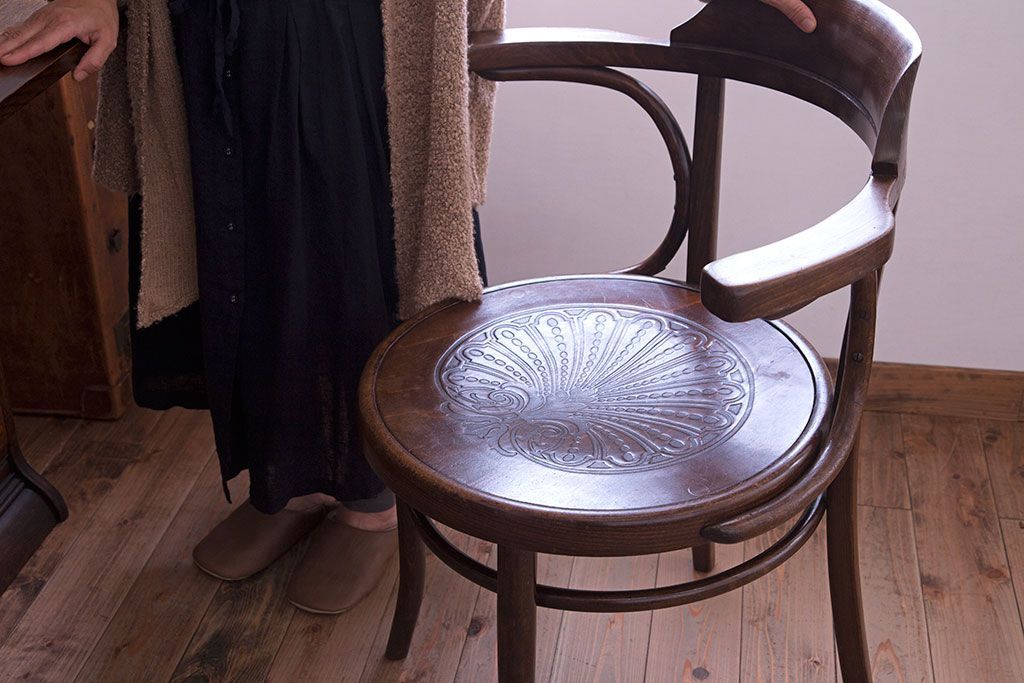 アンティーク雑貨　MUNDUS and J&J Kohn(ムンダス&ヤコブ・ヨゼフコーン)　海外アンティークの上品なベントウッドアームチェア(1)