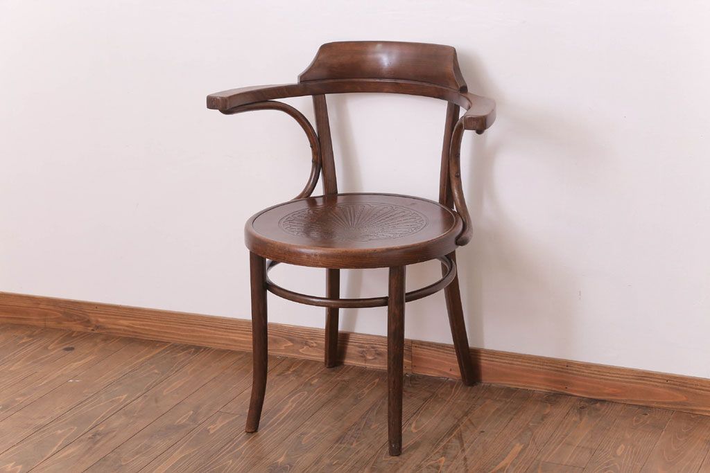 アンティーク雑貨　MUNDUS and J&J Kohn(ムンダス&ヤコブ・ヨゼフコーン)　海外アンティークの上品なベントウッドアームチェア(1)