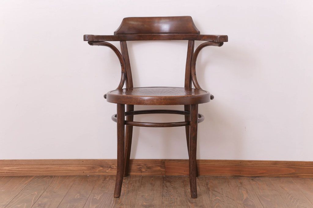 アンティーク雑貨　MUNDUS and J&J Kohn(ムンダス&ヤコブ・ヨゼフコーン)　海外アンティークの上品なベントウッドアームチェア(1)
