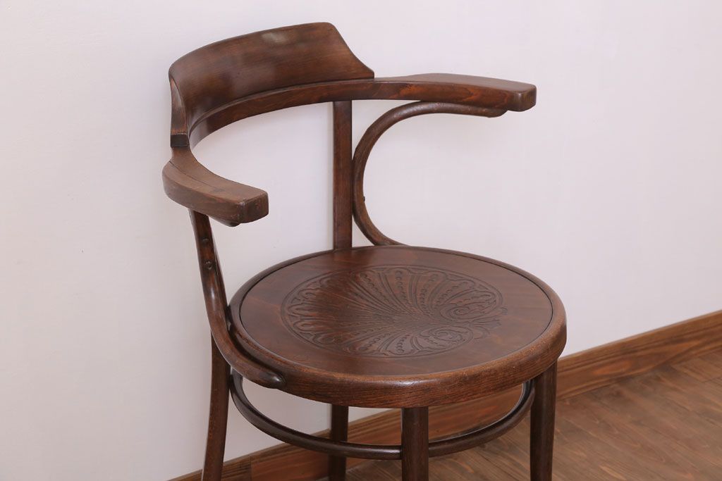 アンティーク雑貨　MUNDUS and J&J Kohn(ムンダス&ヤコブ・ヨゼフコーン)　海外アンティークの上品なベントウッドアームチェア(1)