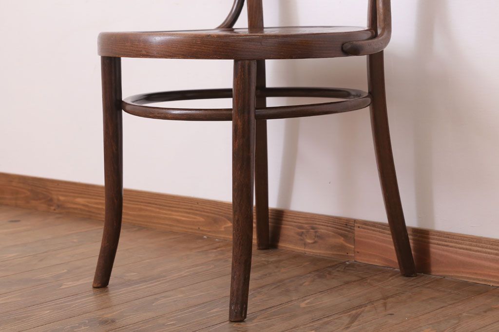 アンティーク雑貨　MUNDUS and J&J Kohn(ムンダス&ヤコブ・ヨゼフコーン)　海外アンティークの上品なベントウッドアームチェア(1)