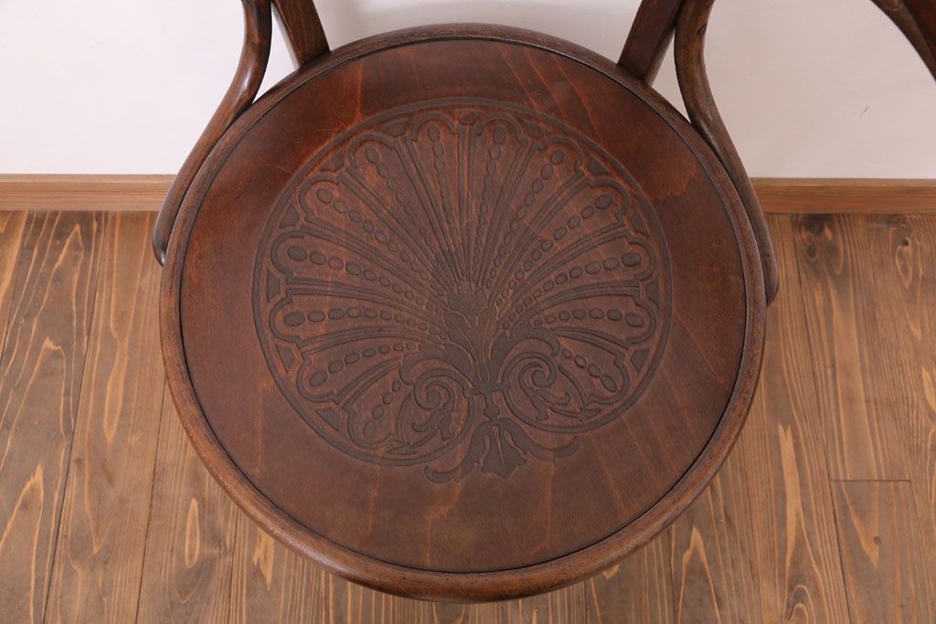 アンティーク雑貨　MUNDUS and J&J Kohn(ムンダス&ヤコブ・ヨゼフコーン)　海外アンティークの上品なベントウッドアームチェア(1)