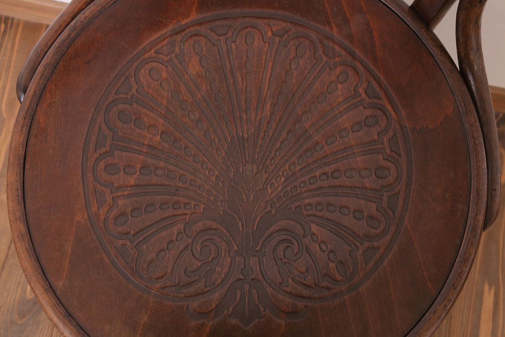 アンティーク雑貨　MUNDUS and J&J Kohn(ムンダス&ヤコブ・ヨゼフコーン)　海外アンティークの上品なベントウッドアームチェア(1)