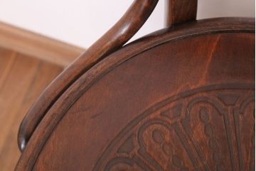 アンティーク雑貨　MUNDUS and J&J Kohn(ムンダス&ヤコブ・ヨゼフコーン)　海外アンティークの上品なベントウッドアームチェア(1)