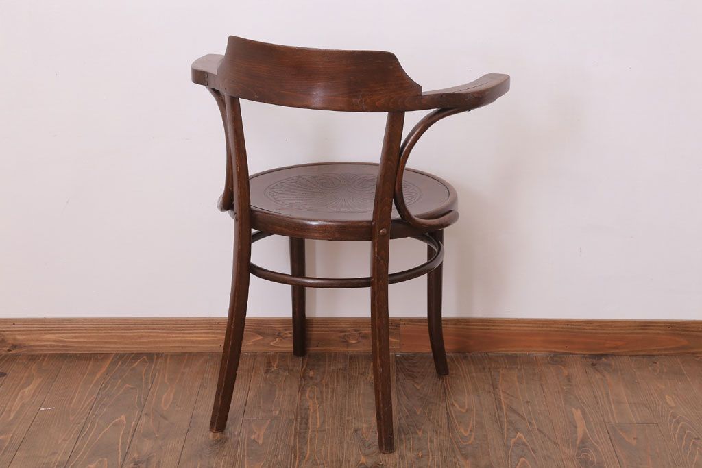 アンティーク雑貨　MUNDUS and J&J Kohn(ムンダス&ヤコブ・ヨゼフコーン)　海外アンティークの上品なベントウッドアームチェア(1)