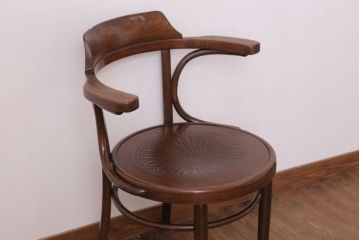 アンティーク雑貨　MUNDUS and J&J Kohn(ムンダス&ヤコブ・ヨゼフコーン)　海外アンティークの上品なベントウッドアームチェア(2)