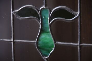 アンティーク家具　ステンドグラス　オーク材のイギリスアンティーク薄型ブックケース(本箱・収納棚)