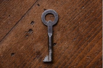 アンティーク家具　ステンドグラス　オーク材のイギリスアンティーク薄型ブックケース(本箱・収納棚)