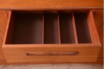 ヴィンテージ家具　G-PLAN  北欧ビンテージ　チーク材のサイドキャビネット(サイドボード・収納棚)