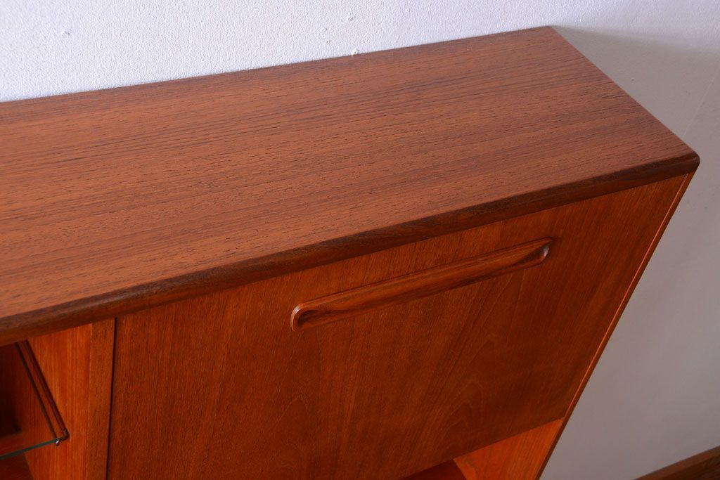 ヴィンテージ家具　G-PLAN  北欧ビンテージ　チーク材のサイドキャビネット(サイドボード・収納棚)