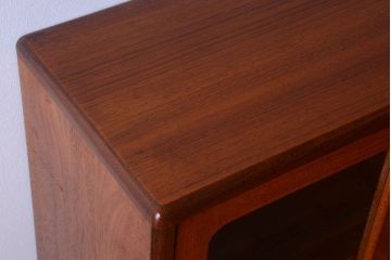 ヴィンテージ家具　G-PLAN  北欧ビンテージ　チーク材のサイドキャビネット(サイドボード・収納棚)