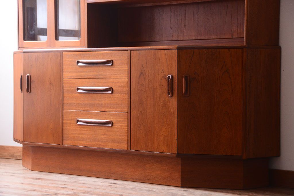 ヴィンテージ家具　G-PLAN  北欧ビンテージ　チーク材のサイドキャビネット(サイドボード・収納棚)