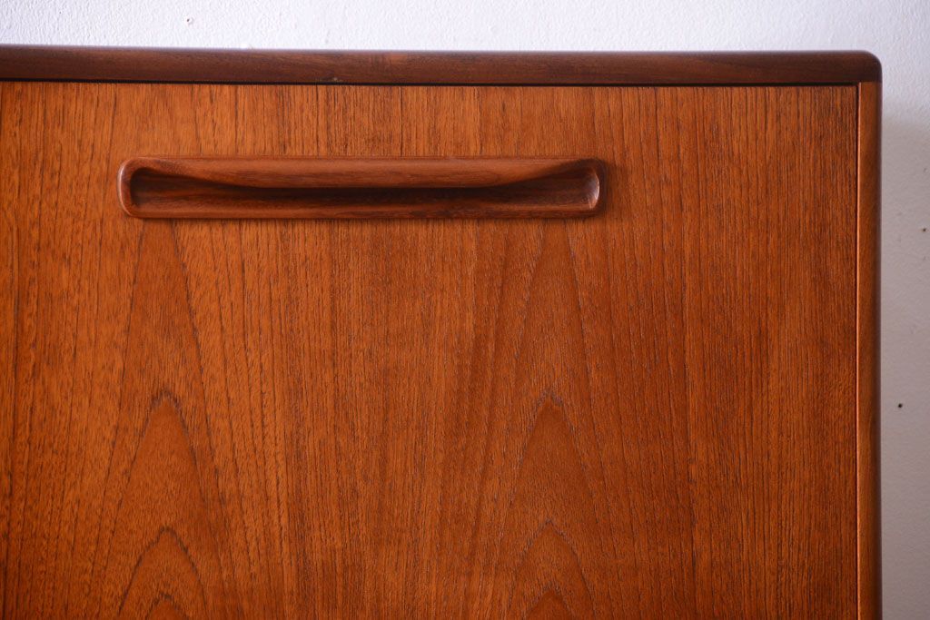 ヴィンテージ家具　G-PLAN  北欧ビンテージ　チーク材のサイドキャビネット(サイドボード・収納棚)