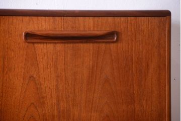 ヴィンテージ家具　G-PLAN  北欧ビンテージ　チーク材のサイドキャビネット(サイドボード・収納棚)