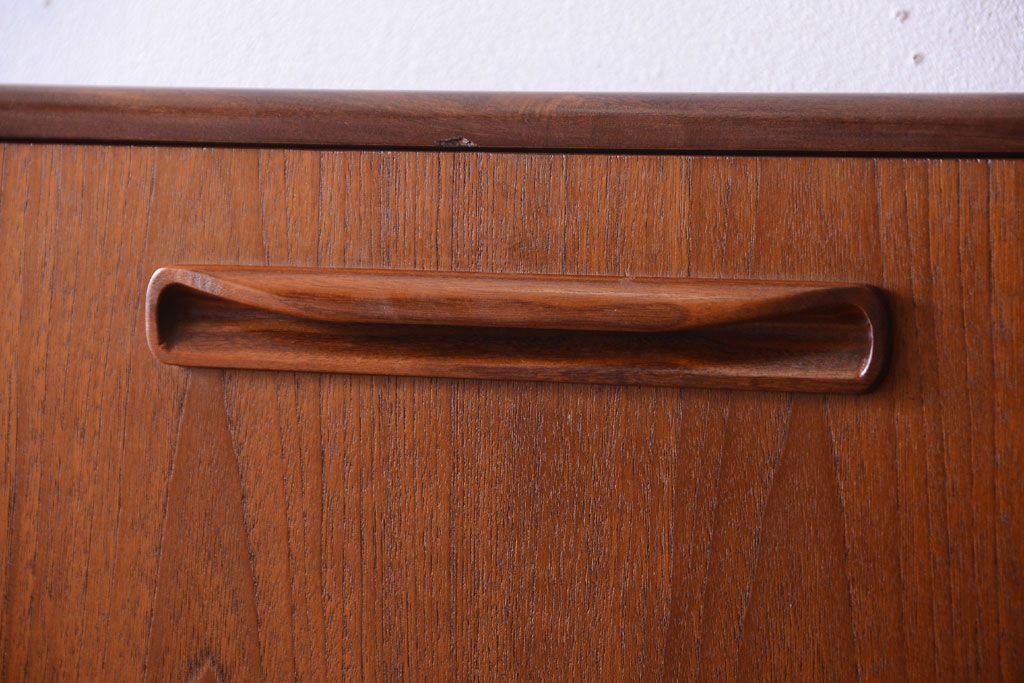 ヴィンテージ家具　G-PLAN  北欧ビンテージ　チーク材のサイドキャビネット(サイドボード・収納棚)