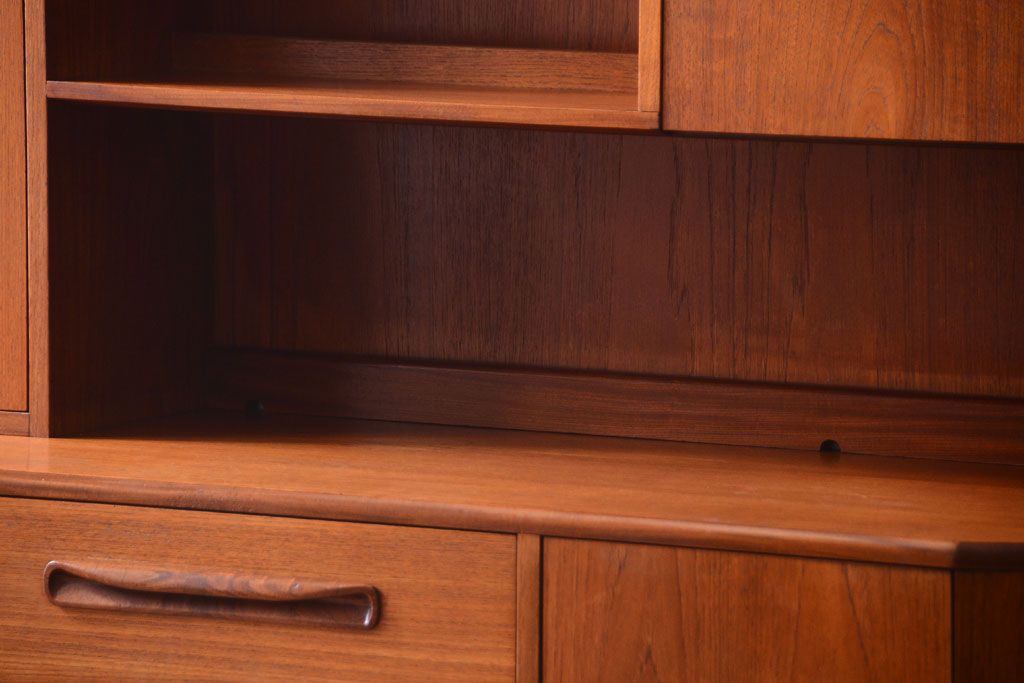 ヴィンテージ家具　G-PLAN  北欧ビンテージ　チーク材のサイドキャビネット(サイドボード・収納棚)