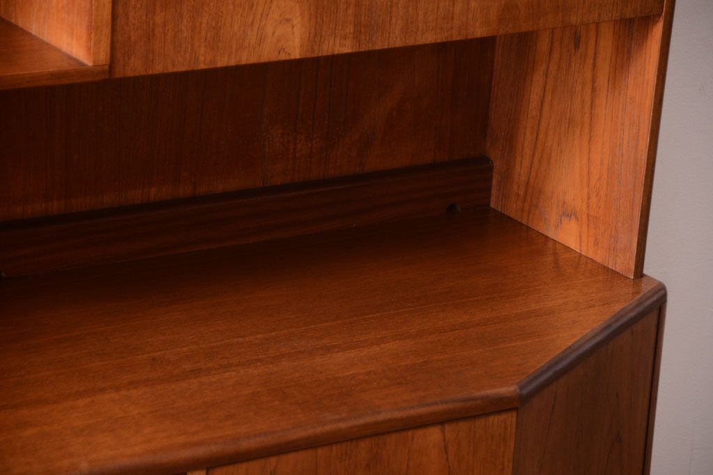 ヴィンテージ家具　G-PLAN  北欧ビンテージ　チーク材のサイドキャビネット(サイドボード・収納棚)