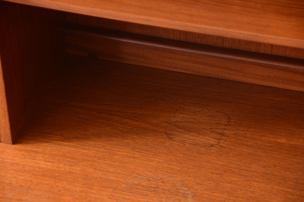 ヴィンテージ家具　G-PLAN  北欧ビンテージ　チーク材のサイドキャビネット(サイドボード・収納棚)