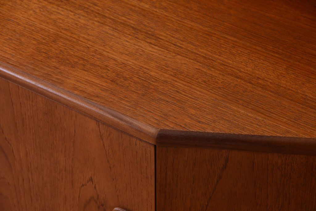 ヴィンテージ家具　G-PLAN  北欧ビンテージ　チーク材のサイドキャビネット(サイドボード・収納棚)