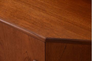 ヴィンテージ家具　G-PLAN  北欧ビンテージ　チーク材のサイドキャビネット(サイドボード・収納棚)