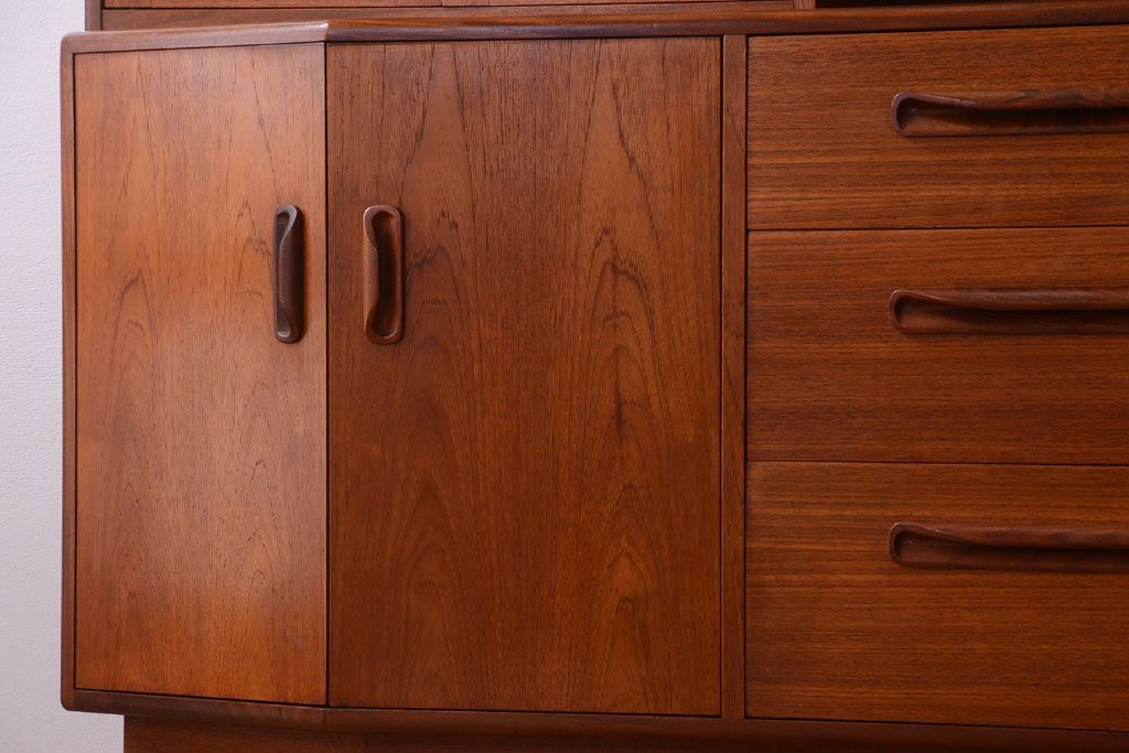 ヴィンテージ家具　G-PLAN  北欧ビンテージ　チーク材のサイドキャビネット(サイドボード・収納棚)