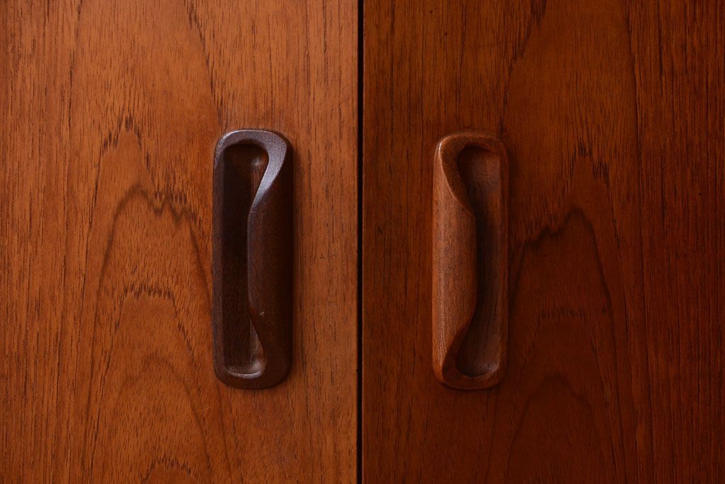 ヴィンテージ家具　G-PLAN  北欧ビンテージ　チーク材のサイドキャビネット(サイドボード・収納棚)