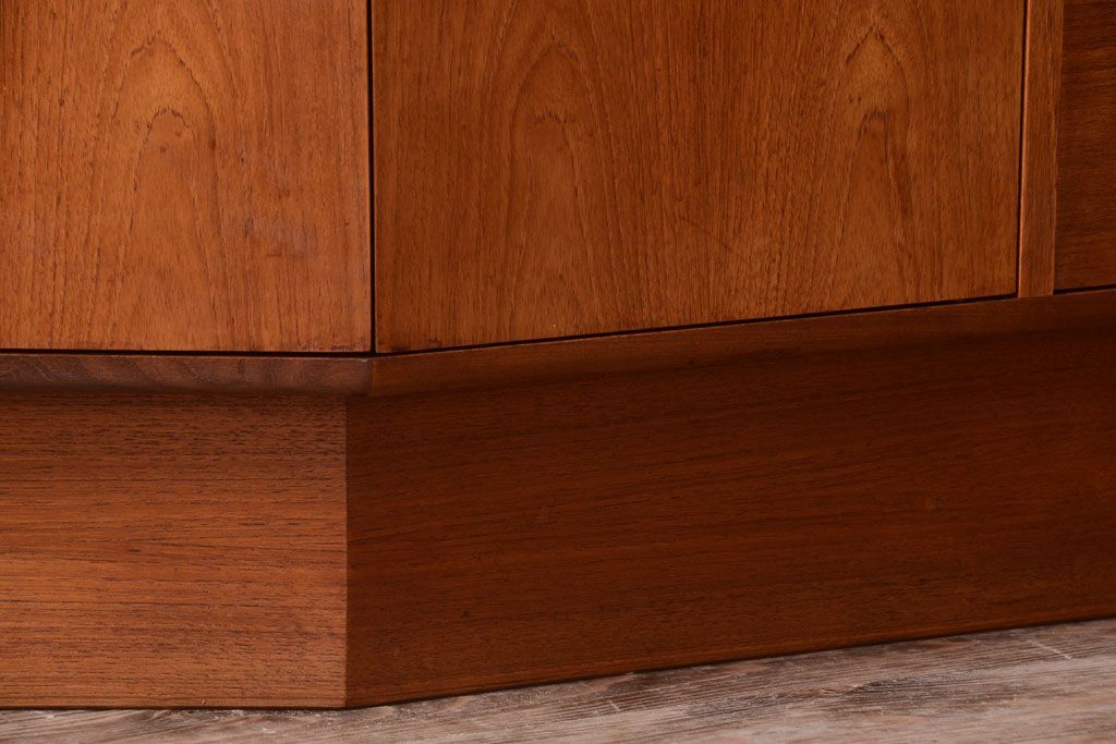 ヴィンテージ家具　G-PLAN  北欧ビンテージ　チーク材のサイドキャビネット(サイドボード・収納棚)