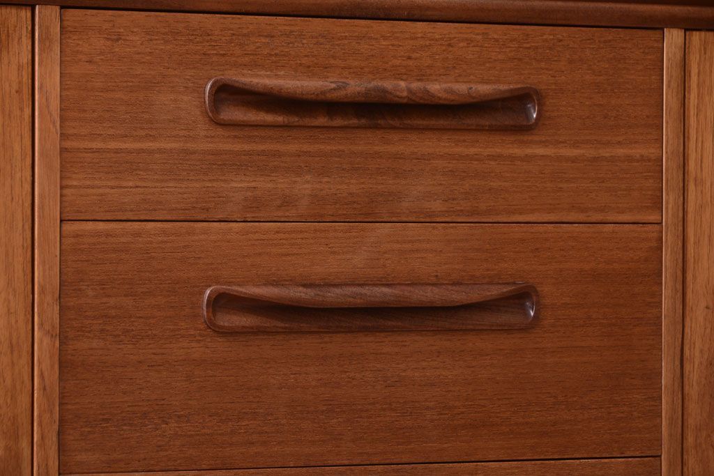 ヴィンテージ家具　G-PLAN  北欧ビンテージ　チーク材のサイドキャビネット(サイドボード・収納棚)