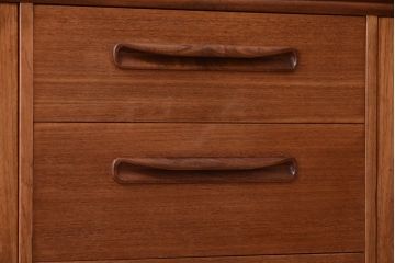 ヴィンテージ家具　G-PLAN  北欧ビンテージ　チーク材のサイドキャビネット(サイドボード・収納棚)