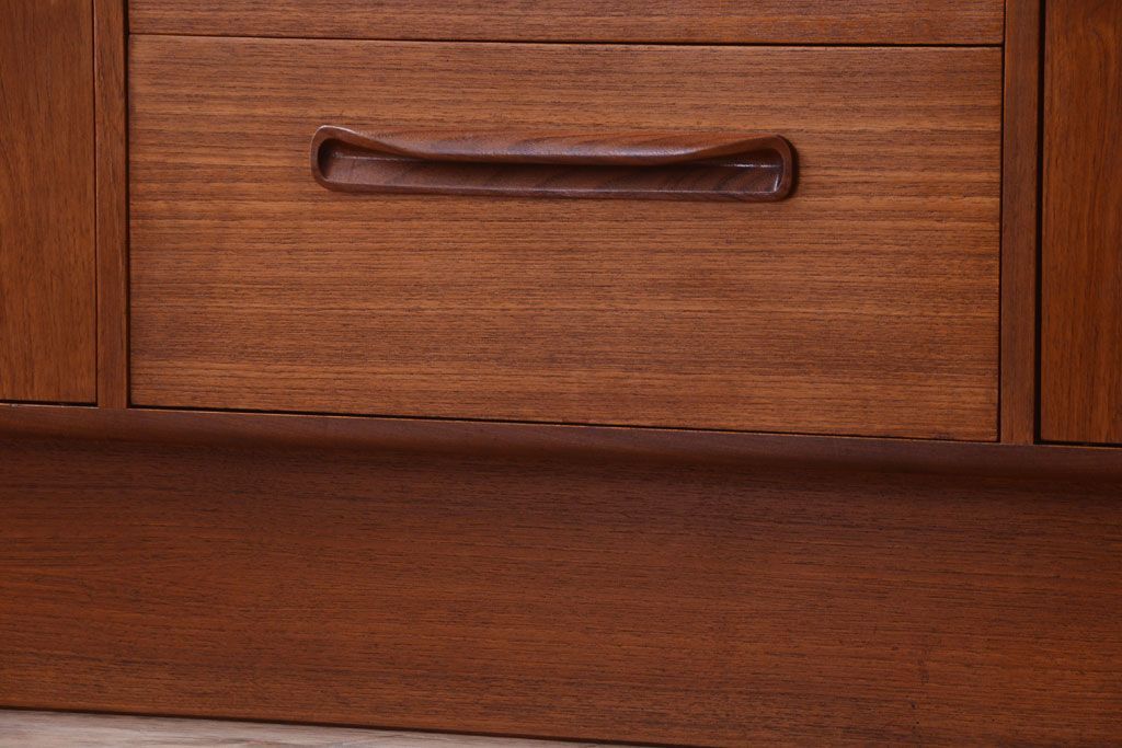 ヴィンテージ家具　G-PLAN  北欧ビンテージ　チーク材のサイドキャビネット(サイドボード・収納棚)