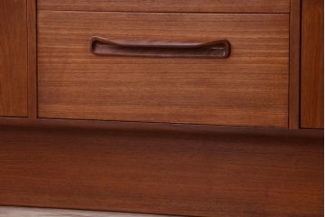 ヴィンテージ家具　G-PLAN  北欧ビンテージ　チーク材のサイドキャビネット(サイドボード・収納棚)