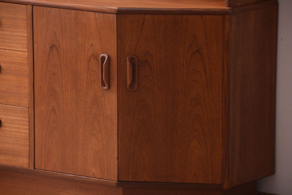 ヴィンテージ家具　G-PLAN  北欧ビンテージ　チーク材のサイドキャビネット(サイドボード・収納棚)