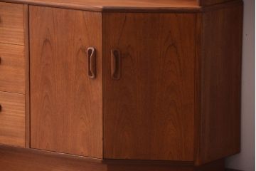 ヴィンテージ家具　G-PLAN  北欧ビンテージ　チーク材のサイドキャビネット(サイドボード・収納棚)