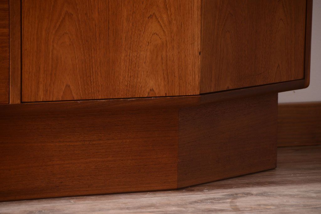 ヴィンテージ家具　G-PLAN  北欧ビンテージ　チーク材のサイドキャビネット(サイドボード・収納棚)