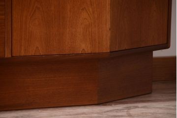 ヴィンテージ家具　G-PLAN  北欧ビンテージ　チーク材のサイドキャビネット(サイドボード・収納棚)